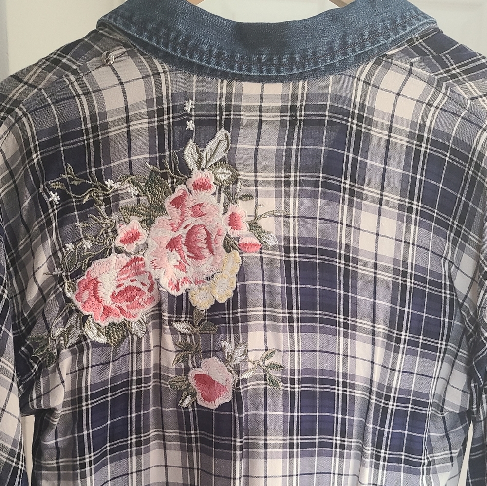 Detailed button up - Picture 3 of 3